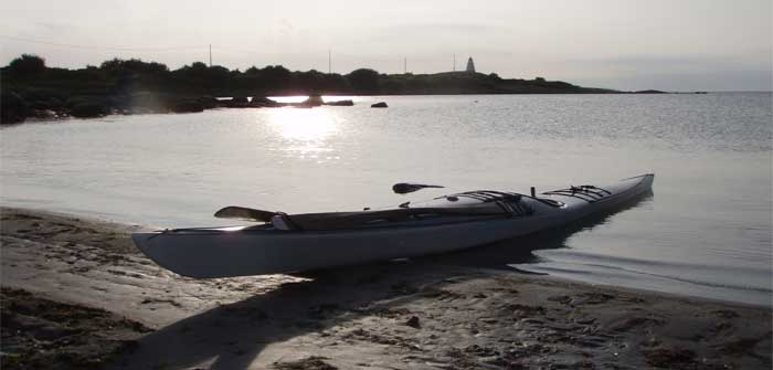 Kajaken på en nästan vindstilla Buastrand