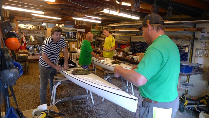 Petrus shows boatbuilder Martin some traditional sailor's ropeworks