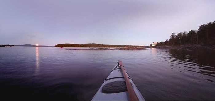 På väg hem från solnedgångsspaningen, steg en fullmåne upp och gav ett spöklikt ljus över havet och slottet