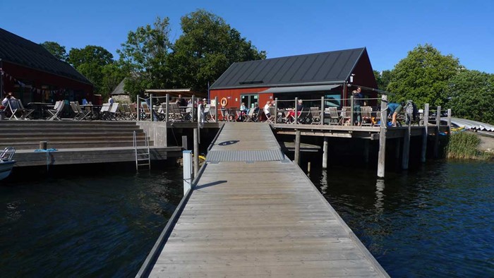 Den trevliga nybyggda restaurangen till vänster och det likaledes nya caféet till höger – och ett stort däck för en fika eller lunch i solen