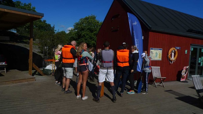 Med jämna mellanrum kom Tjäröbåten in och lastade av turister som hyrde kanadensare