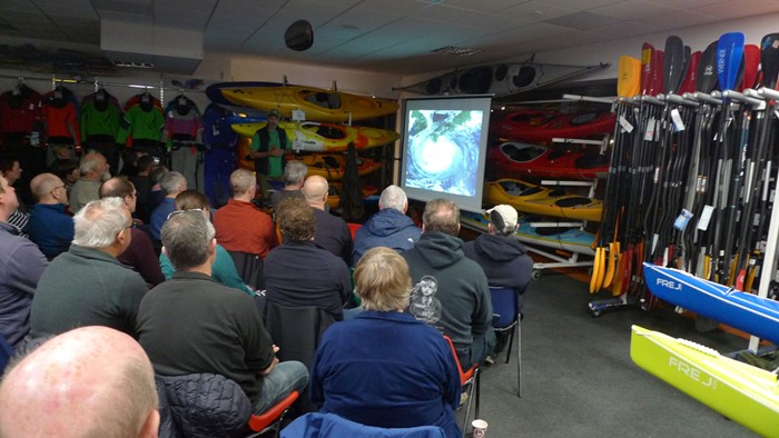 Jeff visar det rätt skrämmande vädersystemet som drog in under hans Japan-runt-paddling