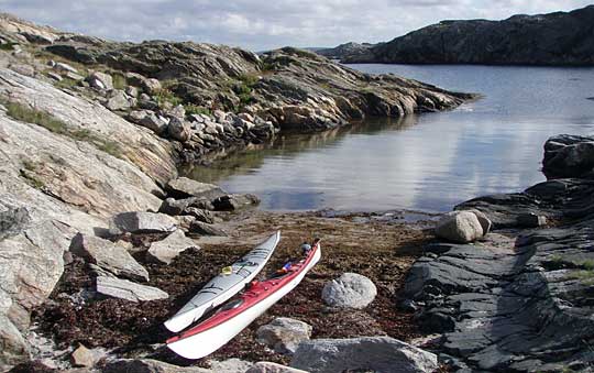 En stor och en lite mindre kajak – Njord och Vivianne – i morgonsolen på Räbben