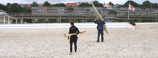 Kajakerna bärs ner till stranden