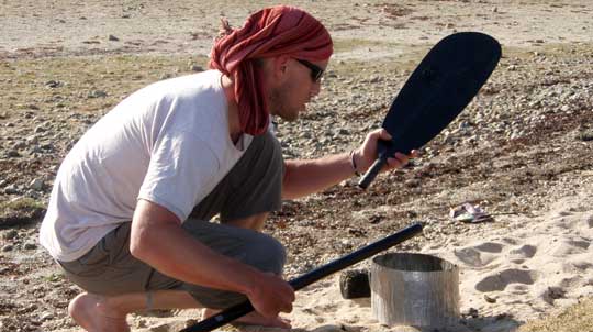 Paddelreparation på expeditionskök