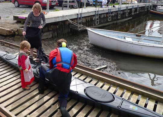 Sara och Elda övervakar inställning av fotstödet i SeaPearl