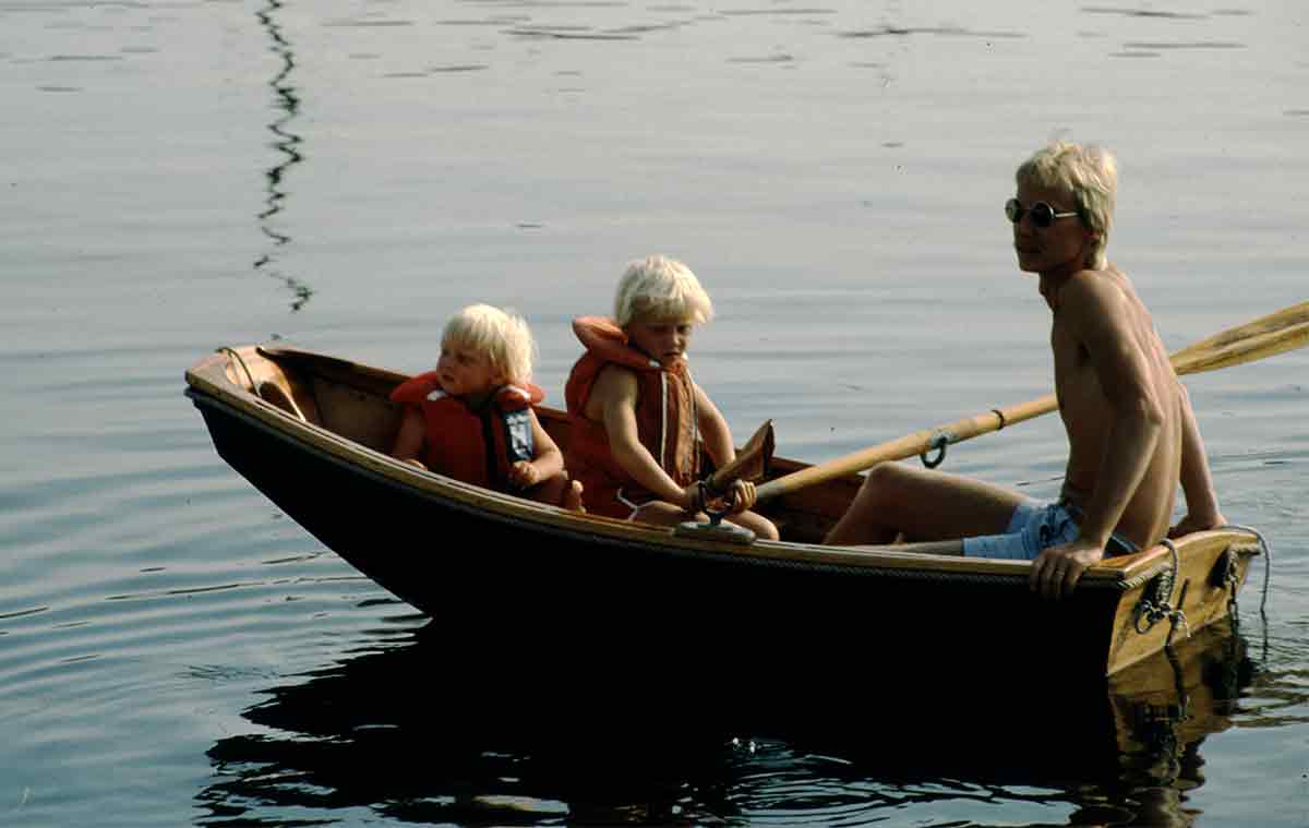 Bommar och den lilla släpjollen anländer...