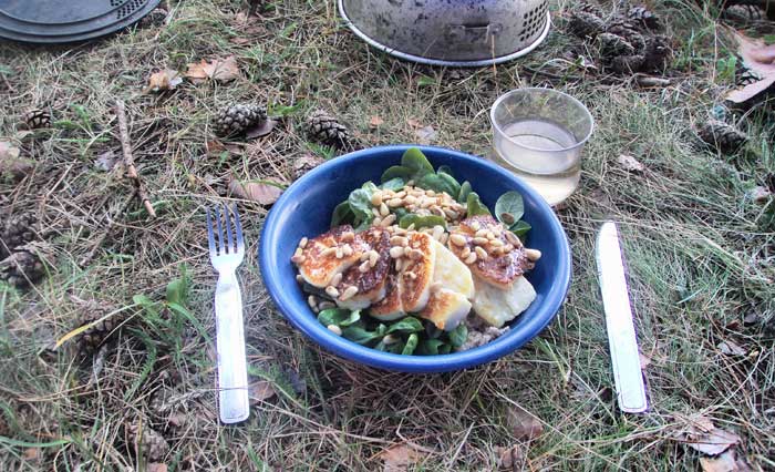 Veckans godaste: grillad haloumiost på bädd av fältsallad och med akaciahonung och rostade pinjenötter