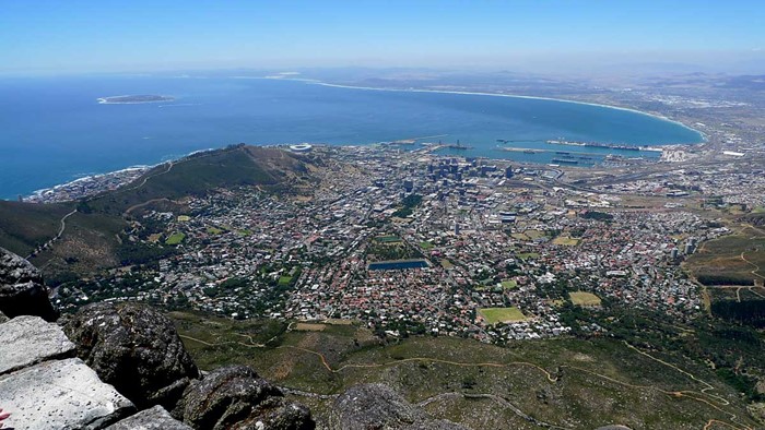 Utsikt över Kapstaden Town uppifrån Table Mountain. I bakgrunden den nya stadion, där ekot av vuvuzelorna ännu kunde anas.